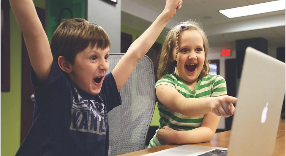 children playing blockheads on pc